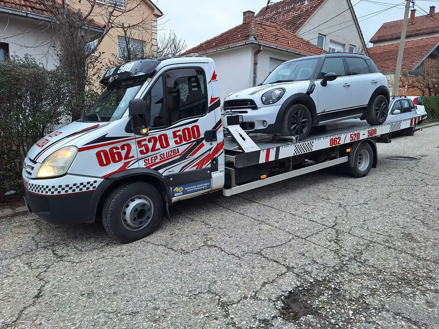 Izvlačenje vozila iz kanala pored puta