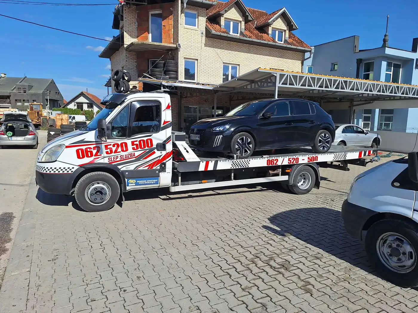 Utovar automobila na šlep kamion