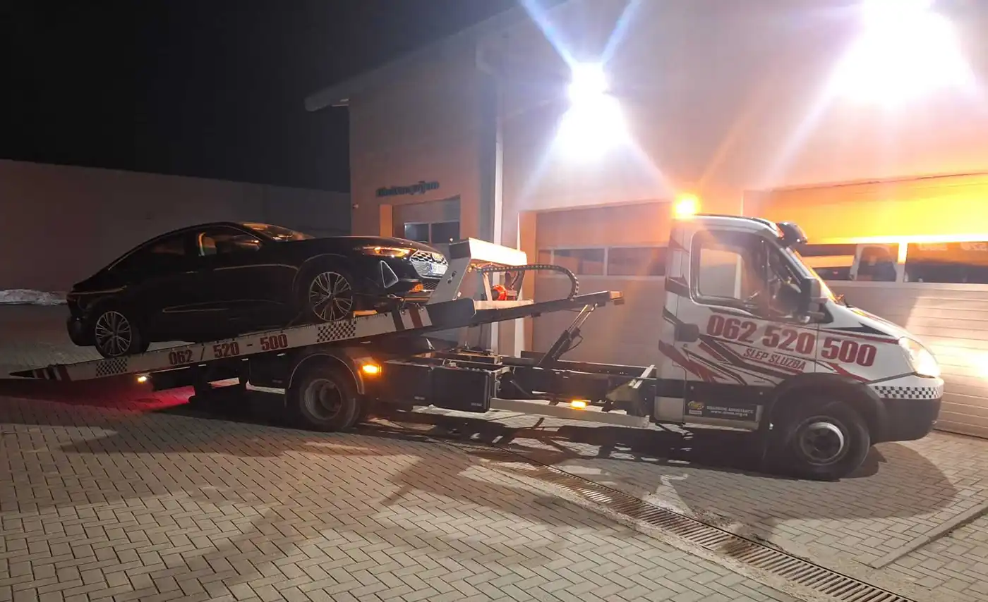 Noćno šlepanje vozila pod rotacijom